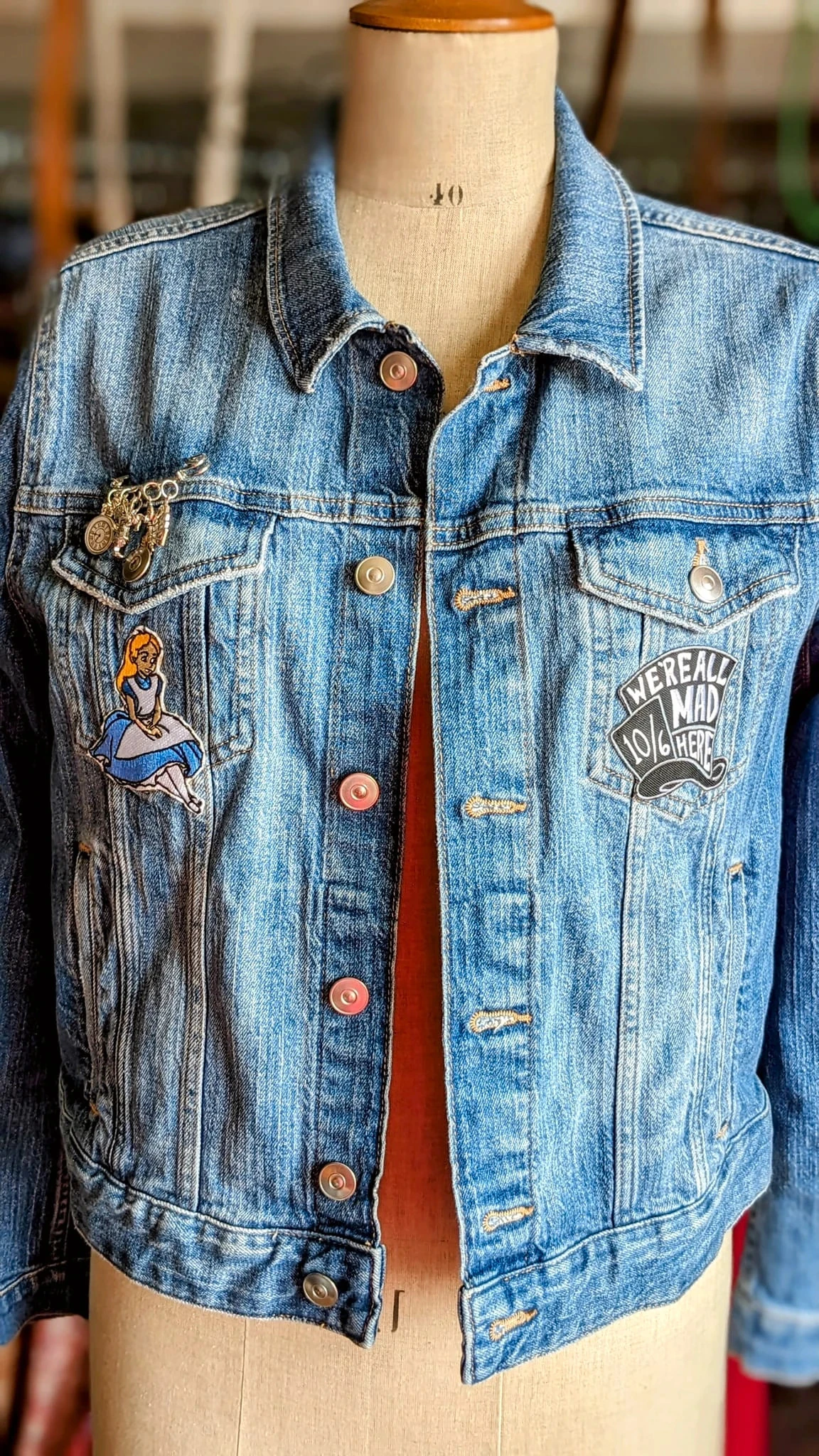Veste en jean brodée "Alice au pays des merveilles - Alice in Wonderland  Disney - 1951"